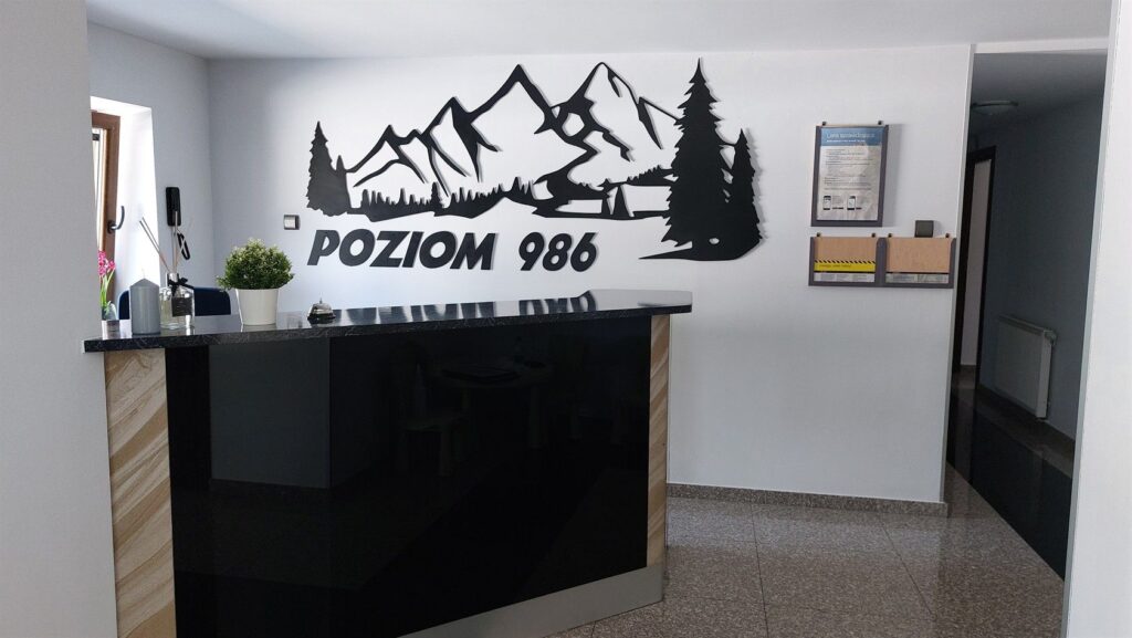 Recepcja Poziom 986 z logo na ścianie