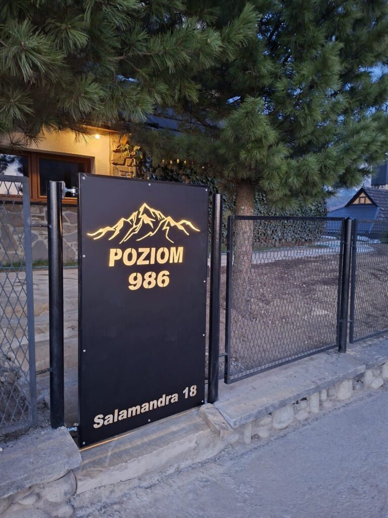 Wejście na teren Poziom 986 przy Salamandrze 18